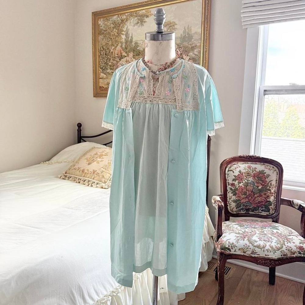 70s mint green‎ nightgown and matching robe fits like a small